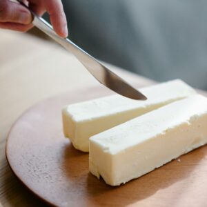 2 Stücke Butter mit dem Messner geteilt