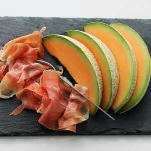 Brett mit Honigmelone und Rohschinken