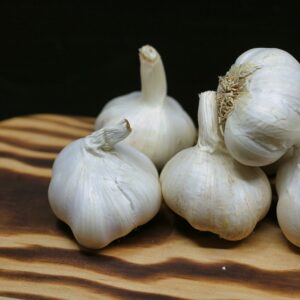 Knoblauch auf einem Brett