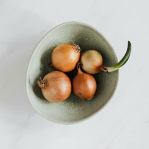 Schüssel mit Zwiebeln
