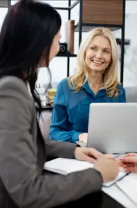 2 Damen bei der Beratung